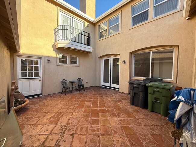 Building Photo - 5 bedrooms located in Redbridge Gated Community!