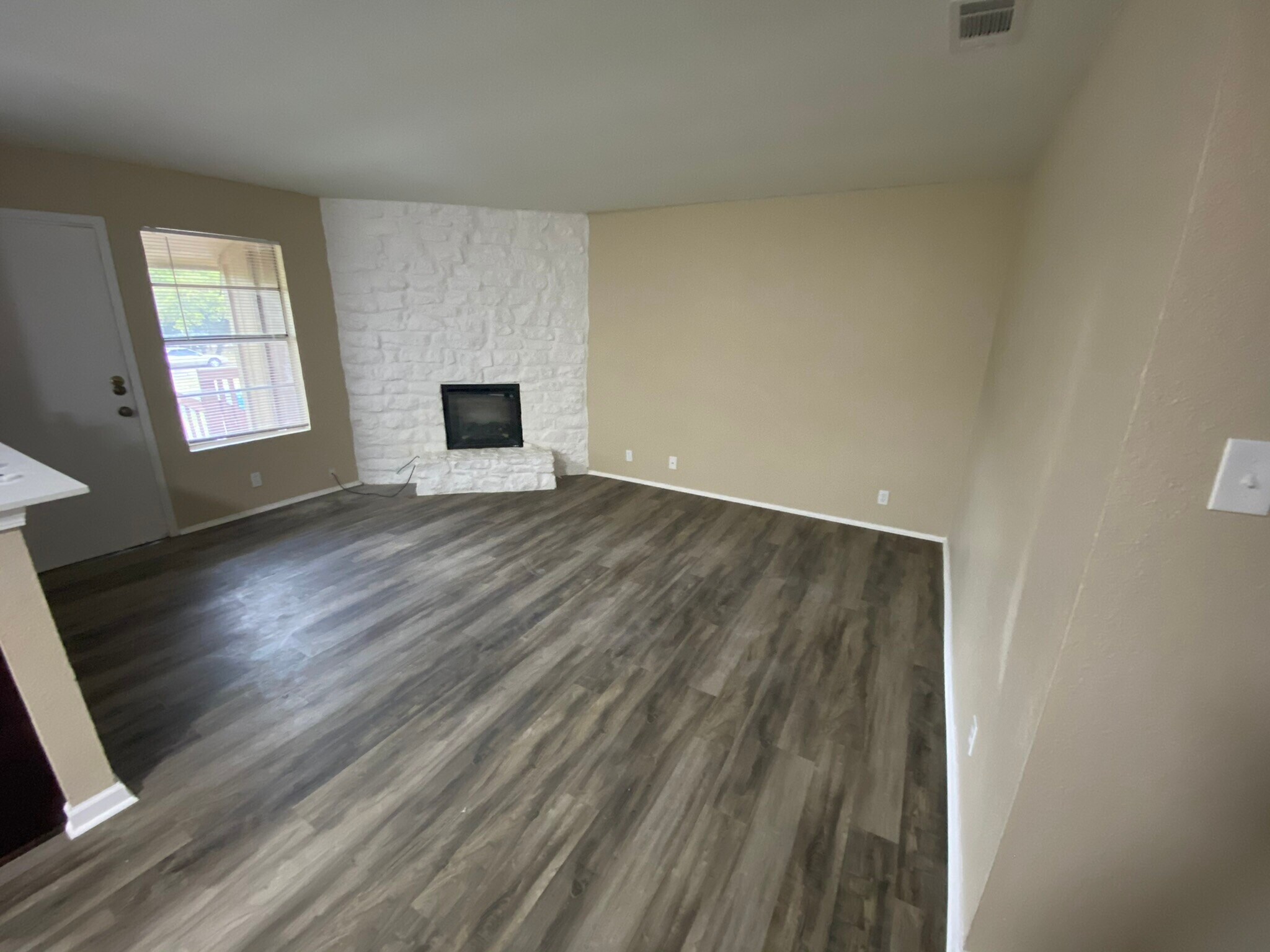 Building Photo - 400 Algerita Dr