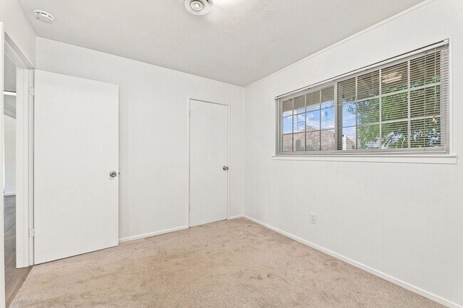 Building Photo - 6285 Edgewood Way