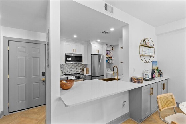 Building Photo - 1074 Peachtree Walk NE