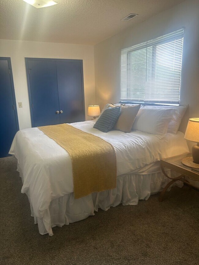 Building Photo - Great one bedroom on lower level!