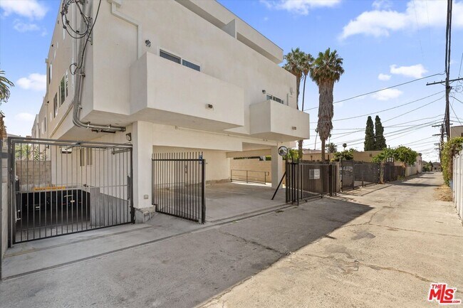 Building Photo - 1409 N Hobart Blvd