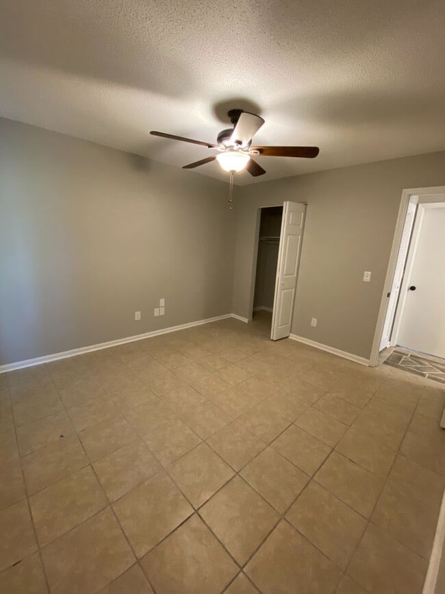 Building Photo - 239 Pointe S Dr