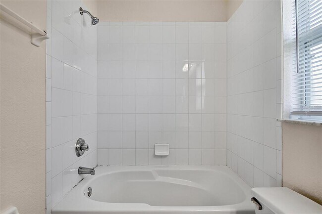 Building Photo - 9 Lytton Ln