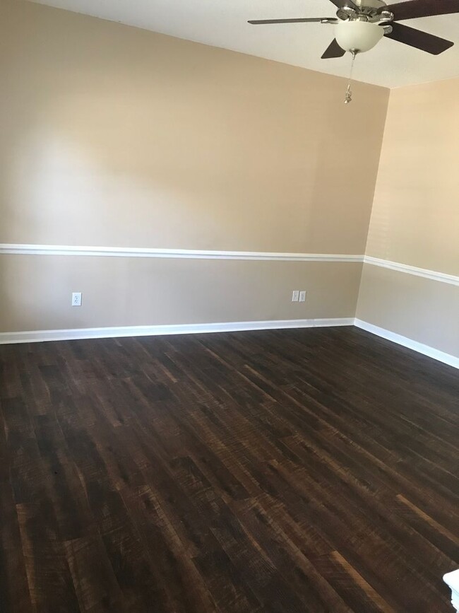 Building Photo - Nice 2 bedroom 2.5 bath town home in quiet neighborhood in town