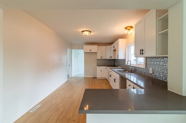 Building Photo - 1731 E Sanson Ave