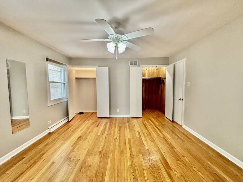 Master bedroom - 2642 W Farragut Ave