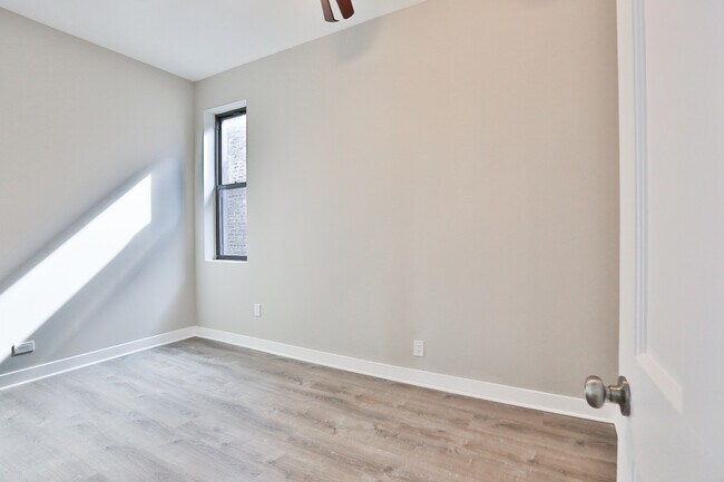 Building Photo - 1542 N Oakley Blvd