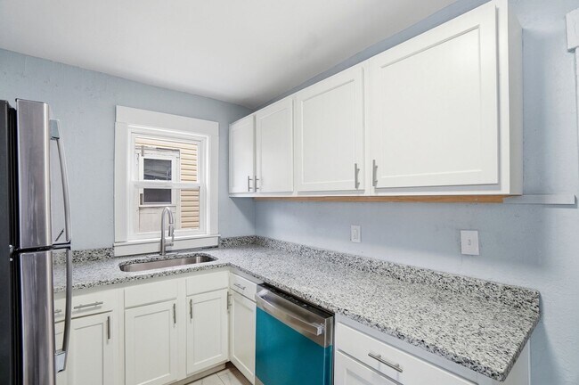 Building Photo - 44 5 Oaks Ave