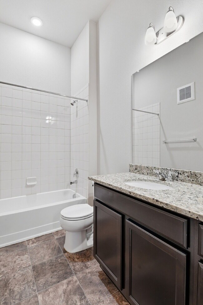 Building Photo - $1,640.95, 2-bed, 2-bath condo located in Aurora.