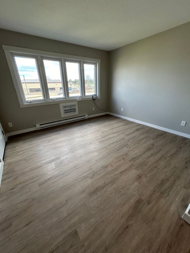 Building Photo - Recently Renovated 2 Bedroom Apartment