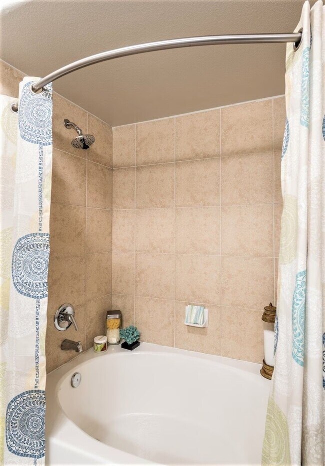 Building Photo - Exclusive Offer: One Month Complimentary Rent!