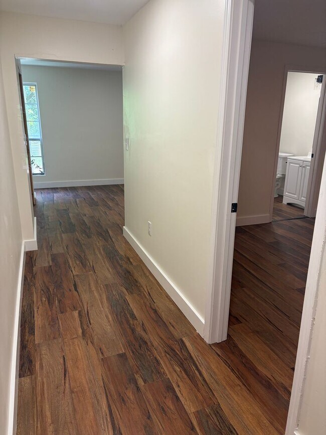 Building Photo - Stepless Townhome