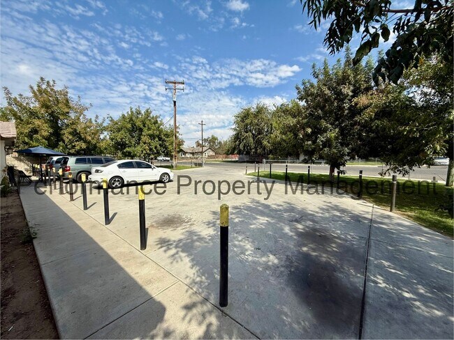 Building Photo - 624 Knotts St