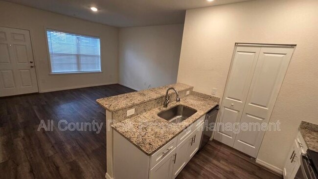 Building Photo - 915 Ariana St