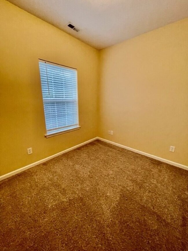 Building Photo - Come take a look at this end unit 3 bedroom, 2.5 bath townhouse located in very desirable FORT MI...