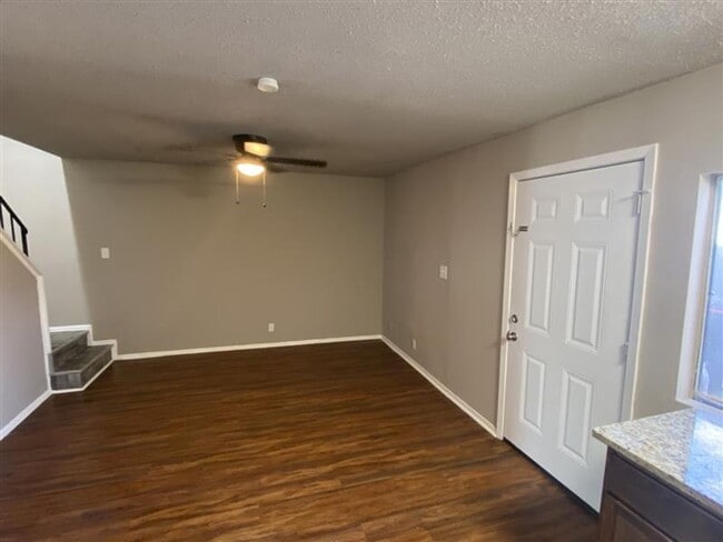 Building Photo - Very Large 2/2.5 Townhome with covered par...