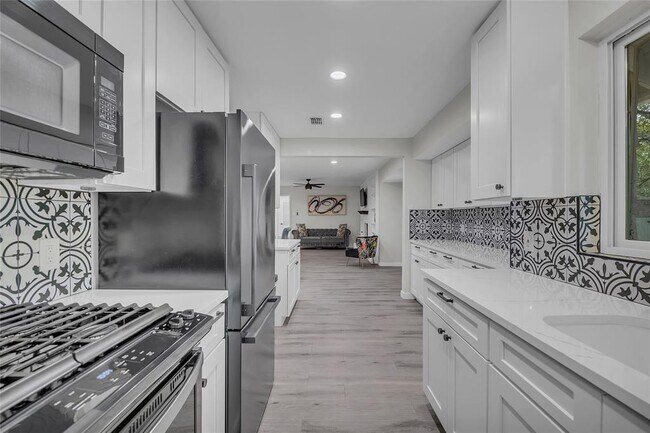 Building Photo - 3400 Laguna Dr