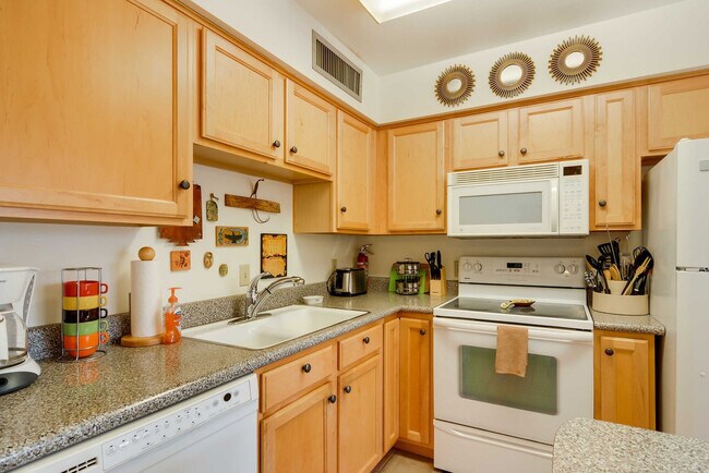 Building Photo - 445 S Desert Palm