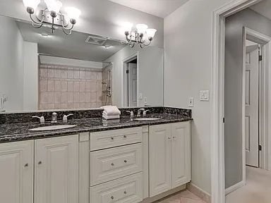 Building Photo - "Charming 2-Bed, 2-Bath Retreat in the Heart of Hinsdale – Spacious 2071 Sq Ft Haven!"