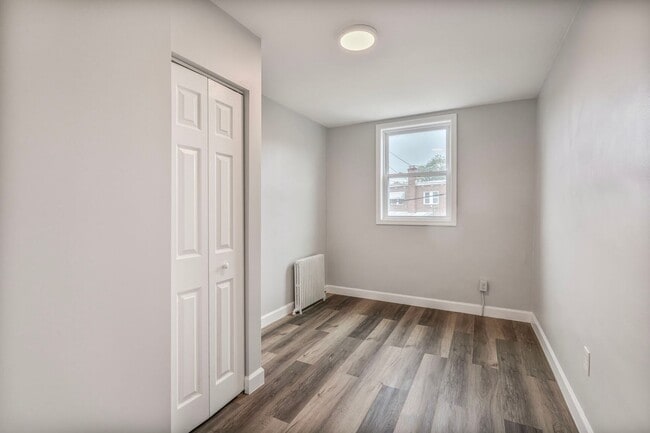 Building Photo - Newly Renovated 5BR/2BA Row home