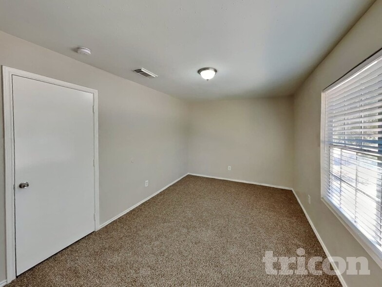 Building Photo - 12844 Edgewood Park Dr