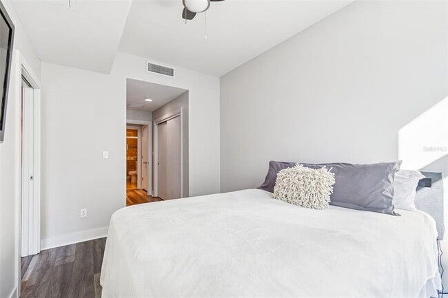 Building Photo - 1120 E Kennedy Blvd