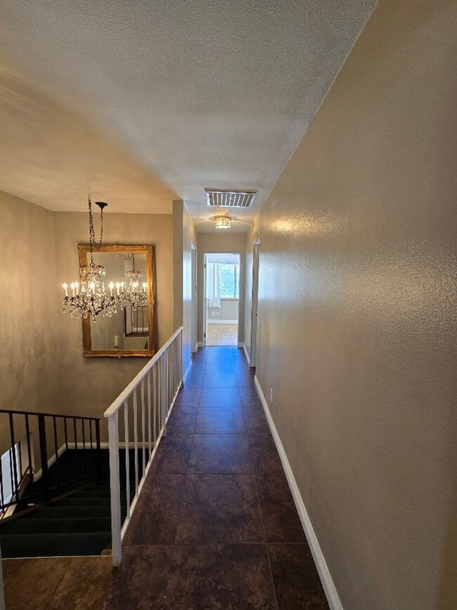 Building Photo - A Fabulous 3 Bedroom Townhome Centrally located.