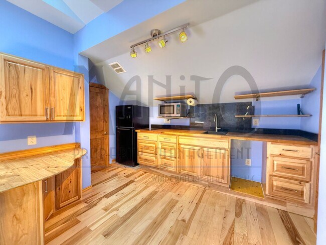 Building Photo - Spacious Dwight Merkel Home