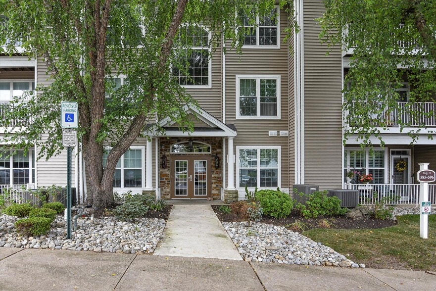 Building Photo - 594 Saint Andrews Pl