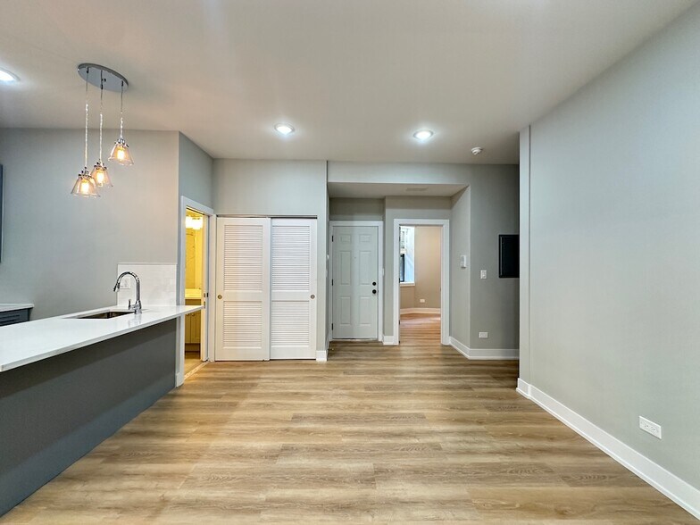 Building Photo - 419 W Belden Ave