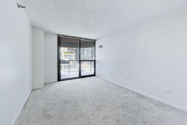 Building Photo - 400 N La Salle Dr