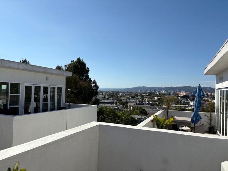 Building Photo - 857 1/2 Hyperion Ave