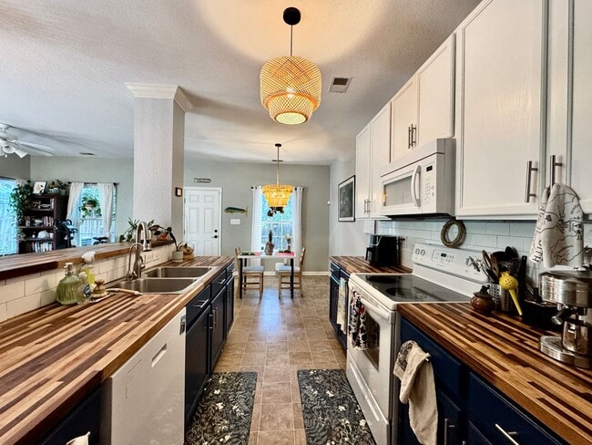 Building Photo - First-Time Rental Near The Beaches! Available 08-14-26 - Attached Garage - Fenced Yard - Pet Frie...
