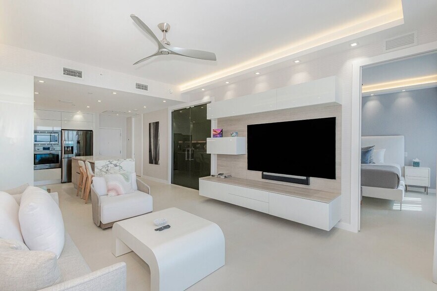 Building Photo - 2301 Collins Ave