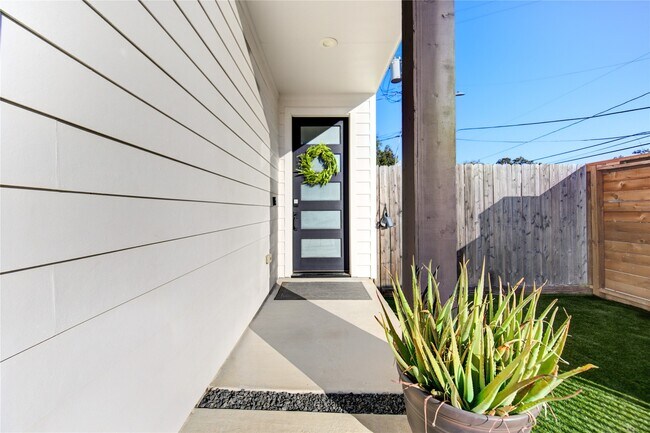 Building Photo - 820 Wakefield Dr