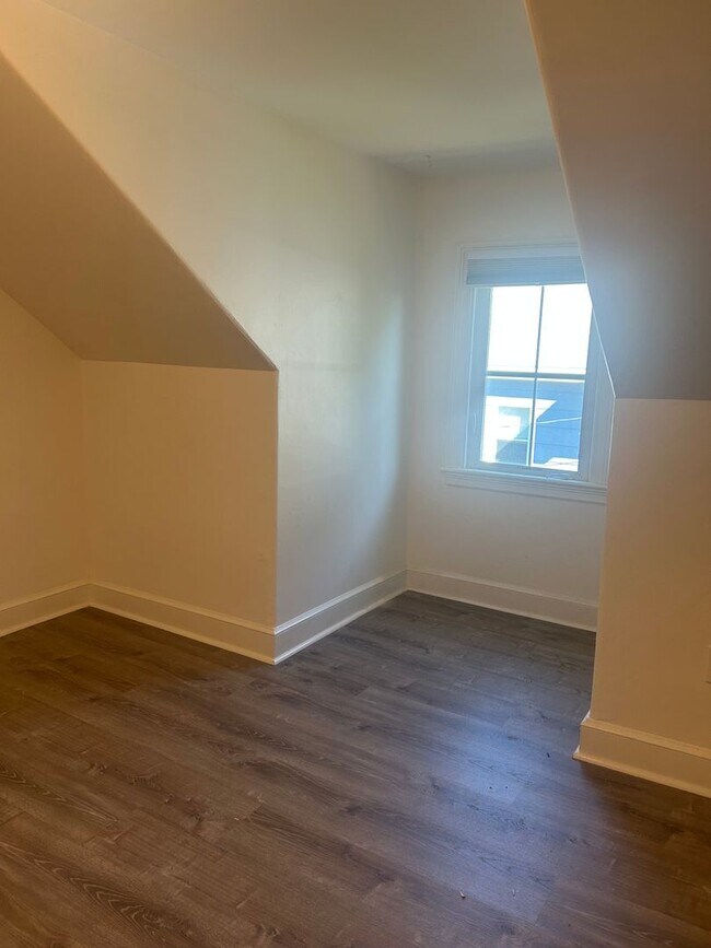 Building Photo - Beautiful 3BR/1.5BA Home Available Septemb...
