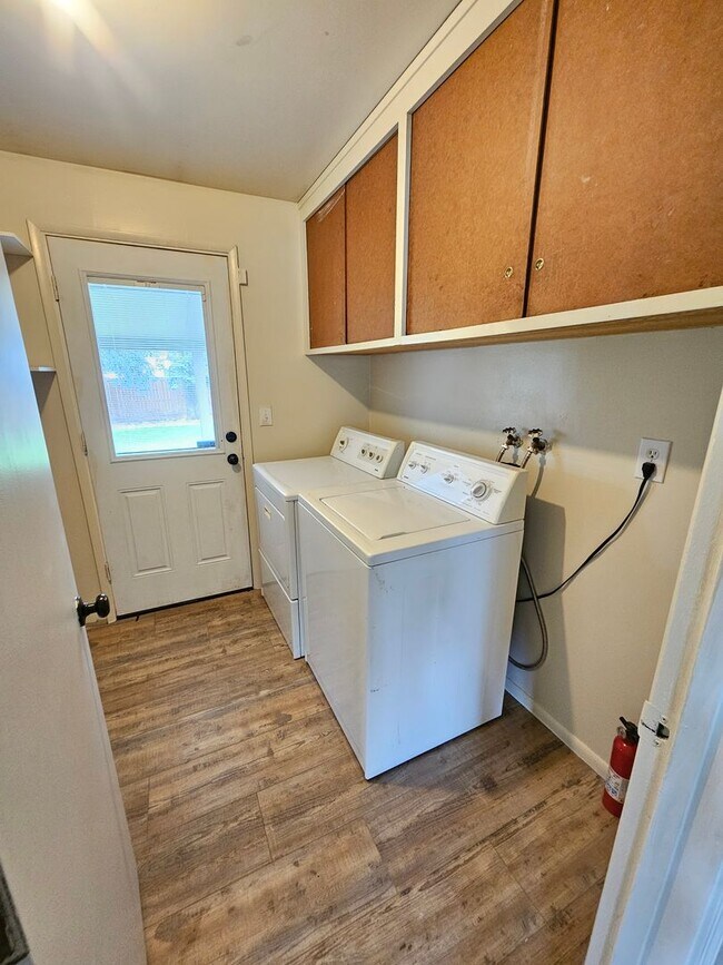 Building Photo - 3 Bedroom home in desirable neighborhood!