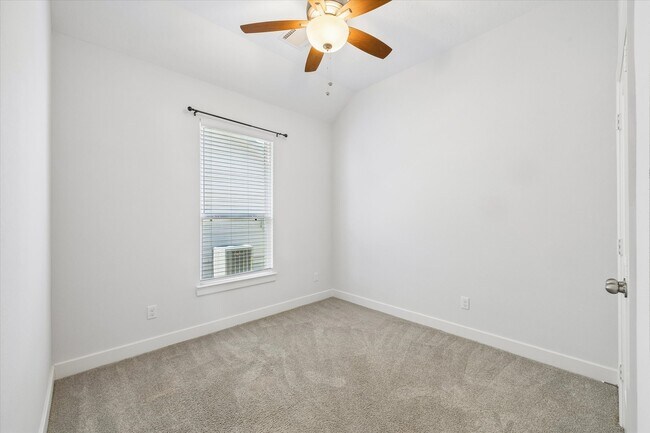 Building Photo - 260 Shoreview Dr