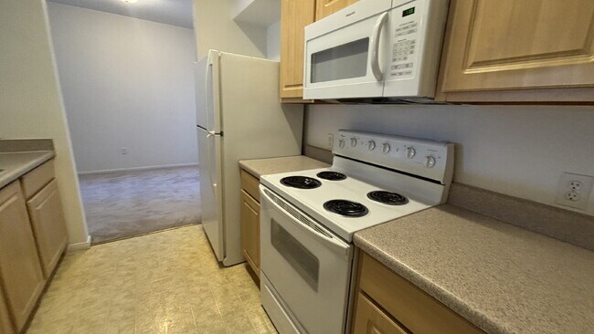 Building Photo - First-floor 1-bedroom condo available for immediate move-in.