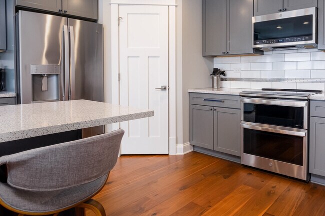 Building Photo - 10 N Pistakee Lake Rd