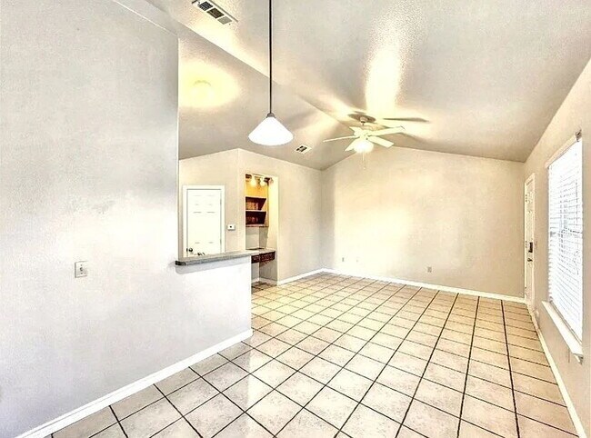 Building Photo - "Charming 1-Bedroom Haven in San Marcos – Cozy 651 sq ft Retreat on Burleson Street!"