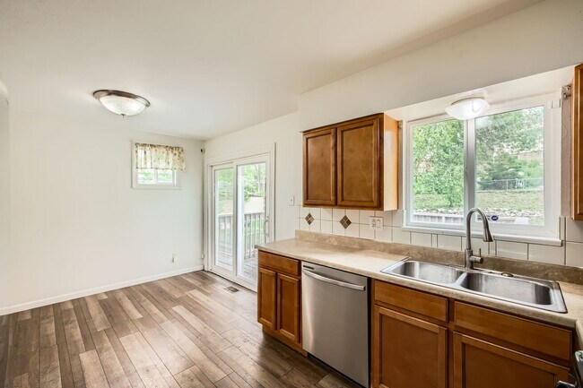 Building Photo - 605 Raemar Dr