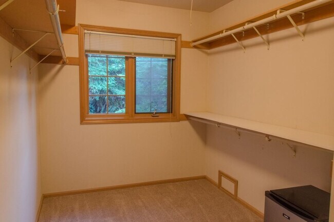 Building Photo - 5Bd/2.75Ba Mercer Island House