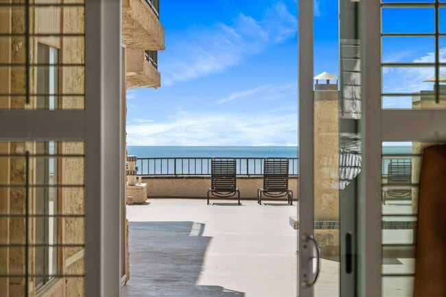Building Photo - 555 Esplanade