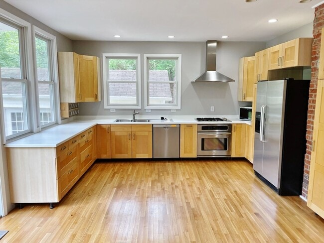 Building Photo - Beautifully updated single family home in ...
