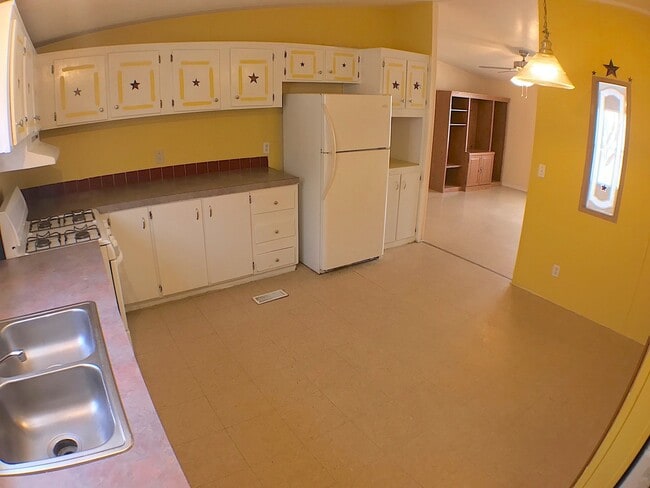 Building Photo - East El Paso 3 bed Refrig A/C