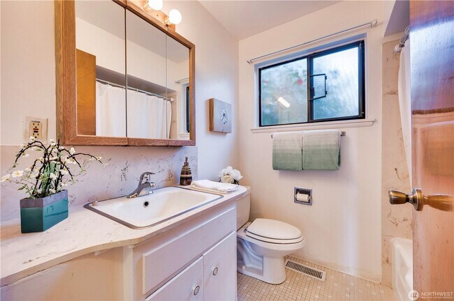 Building Photo - 3 Bedroom 1.75 bathroom home in Mukilteo w...