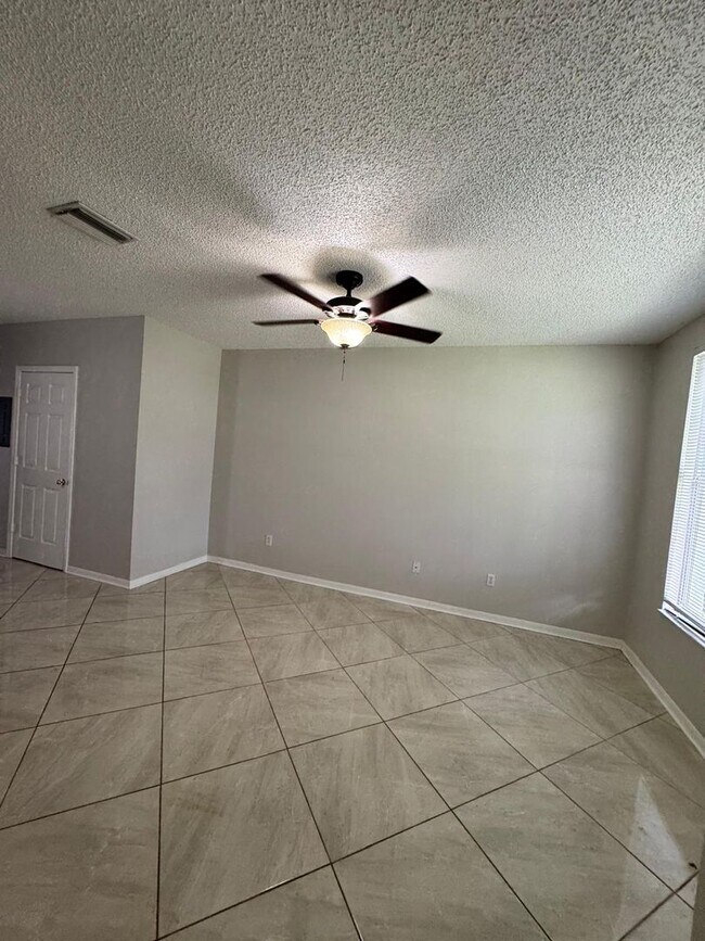 Building Photo - SPACIOUS, BEAUTIFUL 3 BEDROOM 2.5 BATH TOW...