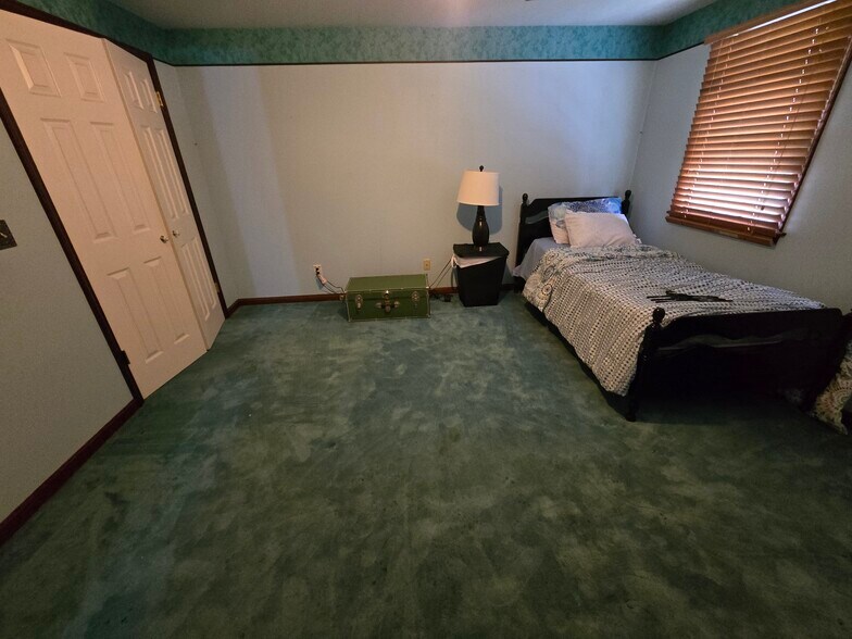 Private bedroom on 3rd floor (optional attached bath) - 6874 Joanne Cir N